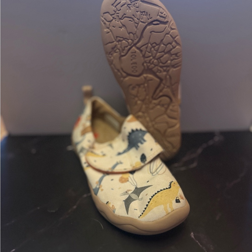 UIN dinosaur shoes